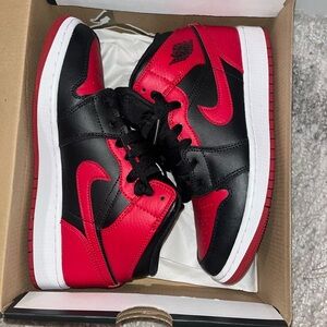 Jordan 1 Mids